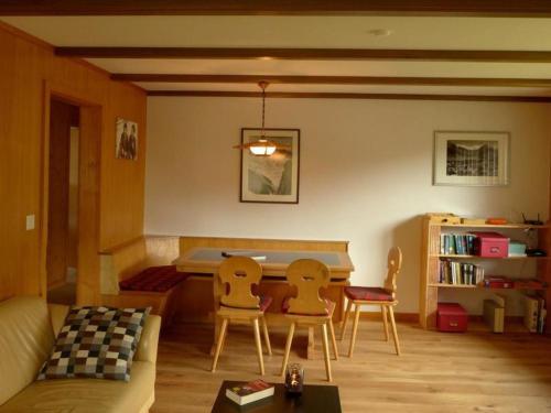 ein Wohnzimmer mit 2 Stühlen und einem Tisch in der Unterkunft Apartment Lucie by Interhome in Adelboden