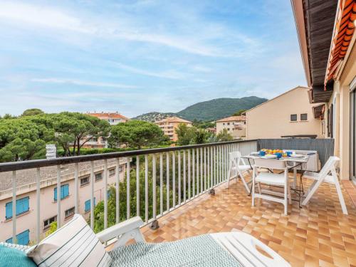 un patio avec une table et des chaises sur un balcon dans l'établissement Apartment Evasion-2 by Interhome, à Cavalaire-sur-Mer