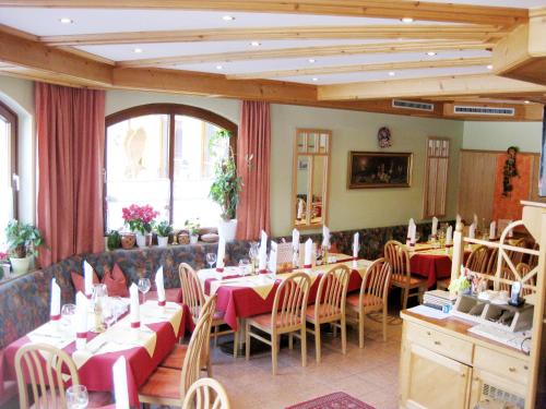 A restaurant or other place to eat at Ferienhotel Lindenhof