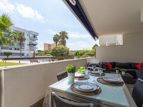 een balkon met een tafel en een bank bij Apartment Puerto Marina by Interhome in Roses