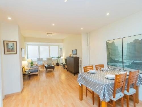 Posedenie v ubytovaní Apartment Eixample Dret Corsega Roger Lluria by Interhome