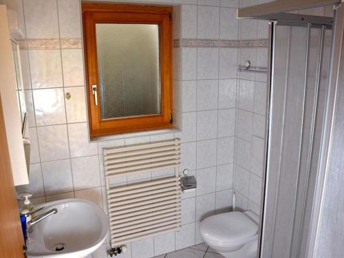 y baño con aseo, lavabo y espejo. en Apartment Marielle by Interhome, en Adelboden