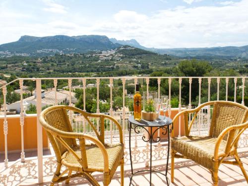 Un balcón con 2 sillas y una mesa con vistas. en Villa Florencia by Interhome, en Calpe