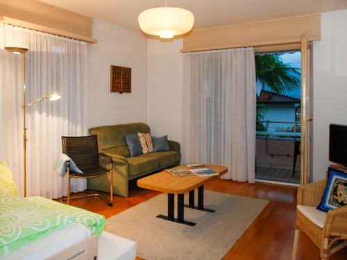 salon z kanapą i stołem w obiekcie Apartment REX by Interhome w mieście Muralto