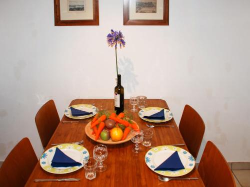 Muralto的住宿－Apartment REX by Interhome，一张桌子,上面放着一瓶葡萄酒和一碗水果