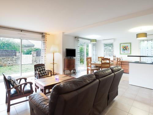 uma sala de estar com um sofá e uma mesa em Holiday Home Les Jardins du Levant by Interhome em Quiberon