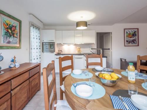 キブロンにあるHoliday Home Les Jardins du Levant by Interhomeのテーブルと椅子のあるキッチンとダイニングルーム