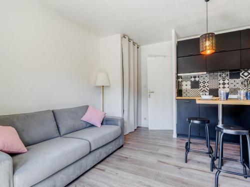 un salon avec un canapé et une cuisine dans l'établissement Studio Les Aigues Marines-61 by Interhome, à Saint-Cyr-sur-Mer