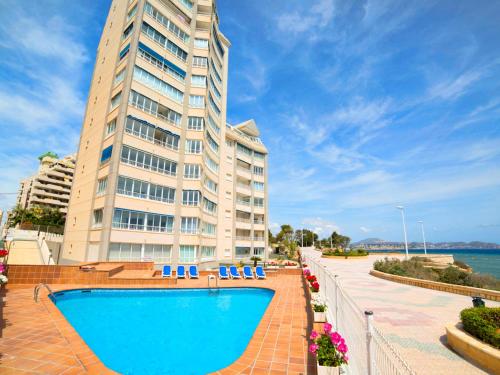 um hotel com piscina e um edifício alto em Apartment Orellana-5 by Interhome em Calpe