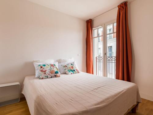 - une chambre avec un lit avec deux oreillers et une fenêtre dans l'établissement Apartment Villa Regatta by Interhome, à Arcachon