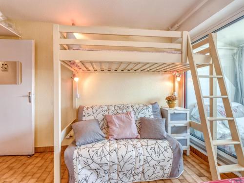 une chambre avec deux lits superposés et une échelle dans l'établissement Apartment Le Marlin by Interhome, au Grau-du-Roi