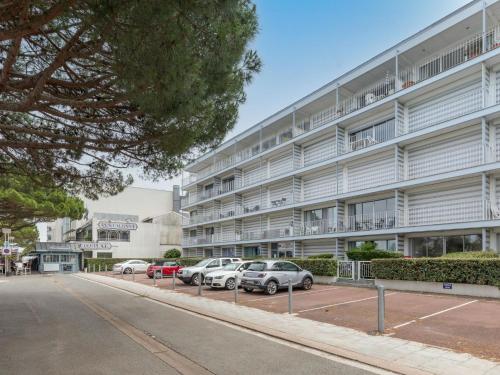 un immeuble d'appartements avec des voitures garées dans un parking dans l'établissement Studio Mogador-4 by Interhome, à Arcachon