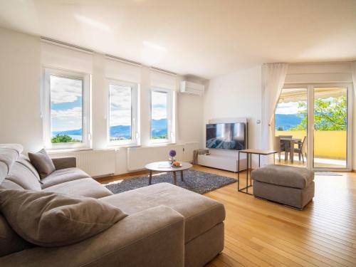 Televízia a/alebo spoločenská miestnosť v ubytovaní Apartment Kvarner house-2 by Interhome