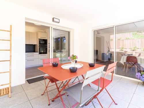 une cuisine et une salle à manger avec une table et des chaises dans l'établissement Apartment Domaine Aïga-3 by Interhome, à Soorts-Hossegor