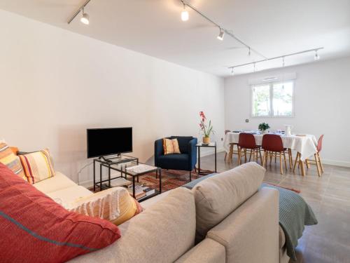 un salon avec un canapé et une table dans l'établissement Apartment Domaine Aïga-3 by Interhome, à Soorts-Hossegor