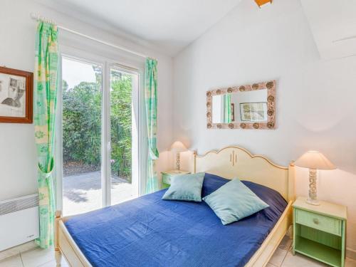 une chambre avec un lit et une fenêtre dans l'établissement Holiday Home Le Green Village-3 by Interhome, à Roquebrune-sur Argens