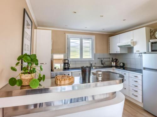 une cuisine avec des armoires blanches et un comptoir en acier inoxydable dans l'établissement Apartment Le Val Riant by Interhome, à Cannes