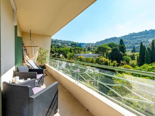 un balcon avec des chaises et une vue sur les montagnes dans l'établissement Apartment Le Val Riant by Interhome, à Cannes