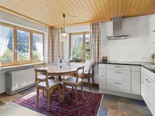 Ett kök eller pentry på Apartment Riedblick by Interhome
