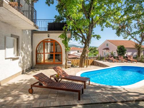un patio con 2 sillas y una piscina en Holiday Home Noveanni by Interhome, en Kornić