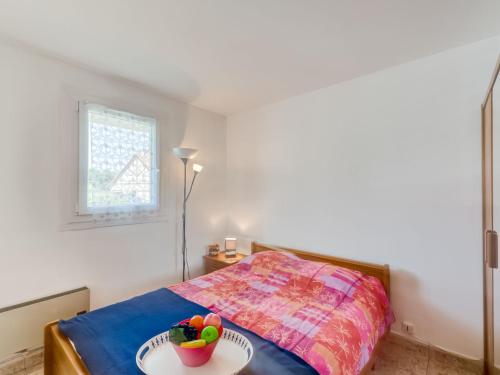 - une chambre avec un lit et une corbeille de fruits sur une table dans l'établissement Apartment La Côte Fleurie-6 by Interhome, à Merville-Franceville-Plage