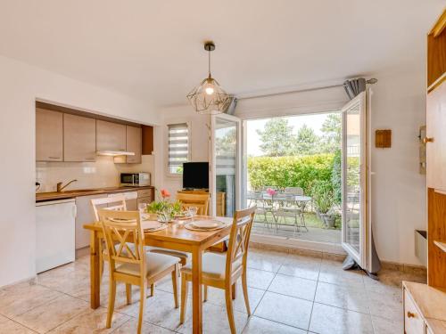 une cuisine et une salle à manger avec une table et des chaises dans l'établissement Apartment La Côte Fleurie-6 by Interhome, à Merville-Franceville-Plage
