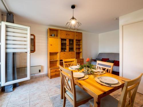une salle à manger avec une table et des chaises en bois dans l'établissement Apartment La Côte Fleurie-6 by Interhome, à Merville-Franceville-Plage
