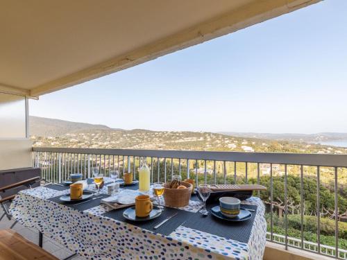 une table à manger avec vue sur l'océan dans l'établissement Apartment Les Coccinelles by Interhome, à Cavalaire-sur-Mer