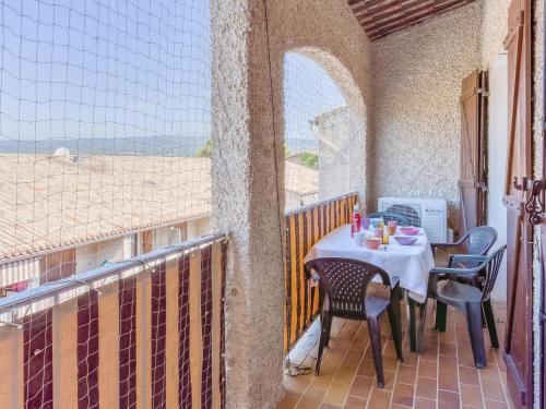 un balcon avec une table et des chaises et une vue sur la plage dans l'établissement Apartment Les Aigues Marines-62 by Interhome, à Saint-Cyr-sur-Mer
