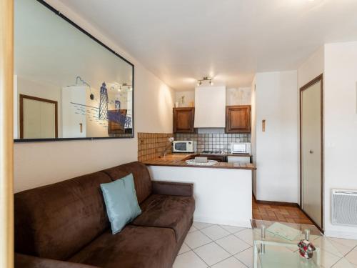 un salon avec un canapé et une cuisine dans l'établissement Studio le Grand Foc-2 by Interhome, à Capbreton