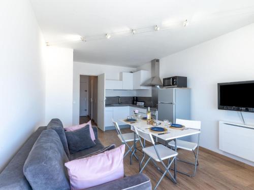 ein Wohnzimmer mit einem Sofa und einem Tisch in der Unterkunft Apartment La Santa Maria by Interhome in Le Grau-du-Roi