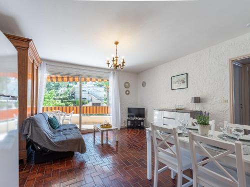 un salon avec une table et une salle à manger dans l'établissement Apartment Porto di Mar-15 by Interhome, à Cavalaire-sur-Mer