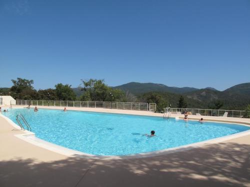 une grande piscine avec des gens dans l'eau dans l'établissement Holiday Home Marie-Julie by Interhome, au Muy