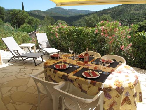 una mesa con copas de vino y sillas en el patio en Holiday Home Marie-Julie by Interhome, en Le Muy