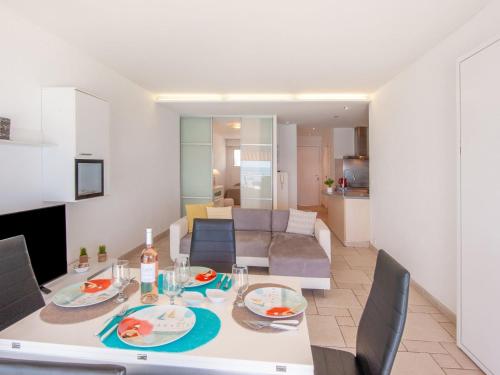 une salle à manger et un salon avec une table et des chaises dans l'établissement Apartment Le Chantilly 1 by Interhome, à Cagnes-sur-Mer