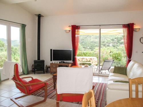 un salon avec un canapé et une télévision dans l'établissement Holiday Home Marie-Julie by Interhome, au Muy