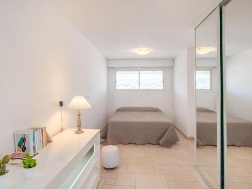 - une chambre avec 2 lits et une douche en verre dans l'établissement Apartment Le Chantilly 1 by Interhome, à Cagnes-sur-Mer