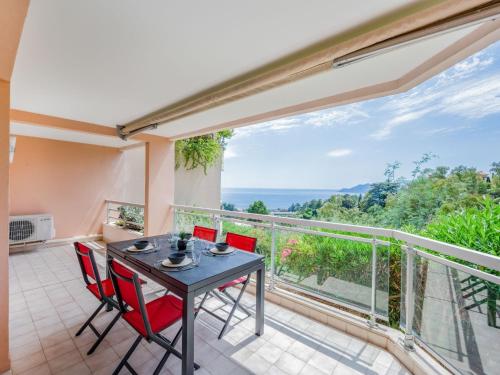 comedor con mesa y sillas en el balcón en Apartment La Croix des Gardes by Interhome, en Cannes