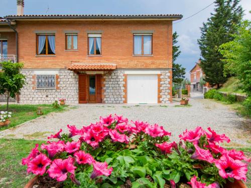 une maison avec des fleurs roses devant elle dans l'établissement Holiday Home Miranda by Interhome, à Villamagna