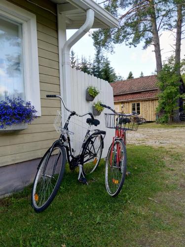 dos bicicletas están estacionadas fuera de una casa en Kulttuurikartano Pekan Pirtit, en Haapavesi