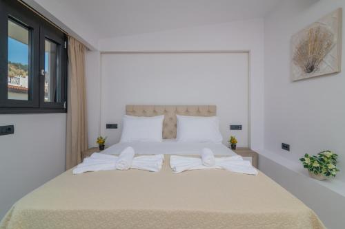 Postel nebo postele na pokoji v ubytování Ervin's Zante Suite by "elite"