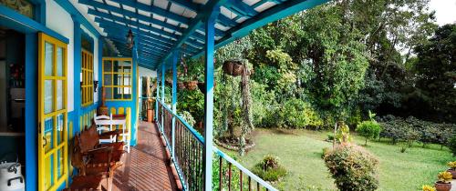 a blue and yellow house with a yard at Real House Salento in Salento