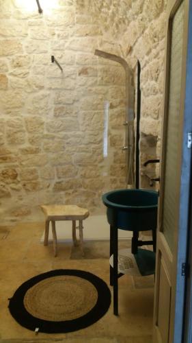 a bathroom with a green sink and a table at Casa Sotto l'Arco in Ceglie Messapica