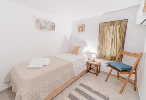 Cama o camas de una habitación en Seafront House in Andros Town by Explore Andros