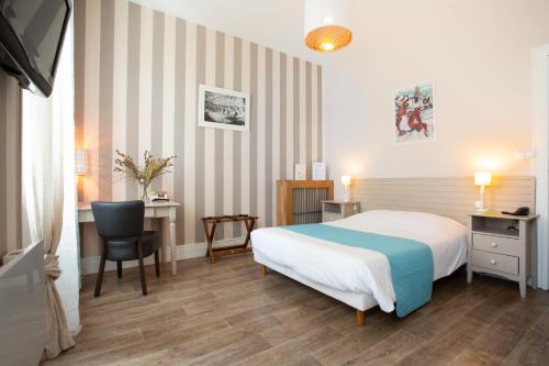Katil atau katil-katil dalam bilik di Logis Hotel L'Occitan 2 étoiles