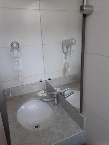 Bilik mandi di Hotel Contessi
