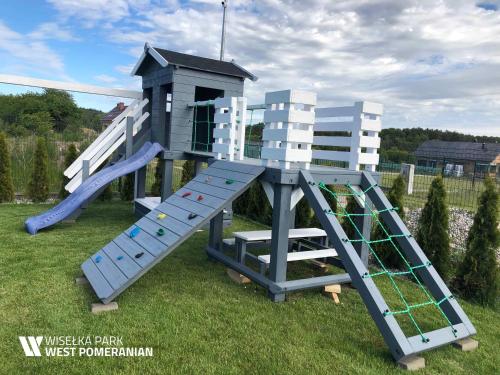 Ein Kinderspielbereich in der Unterkunft Wisełka Park - West Pomeranian