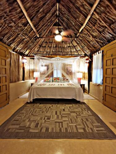バジャドリドにあるCasa Quetzal Hotelの部屋にベッドがある寝室