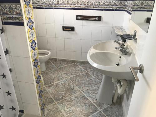 Bathroom sa Casa MYA con terreno privado y parking compartido - a 800m de Playa Poniente