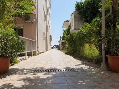 una calle adoquinada en un callejón con edificios en Villa Vienni, en Paralia Katerinis
